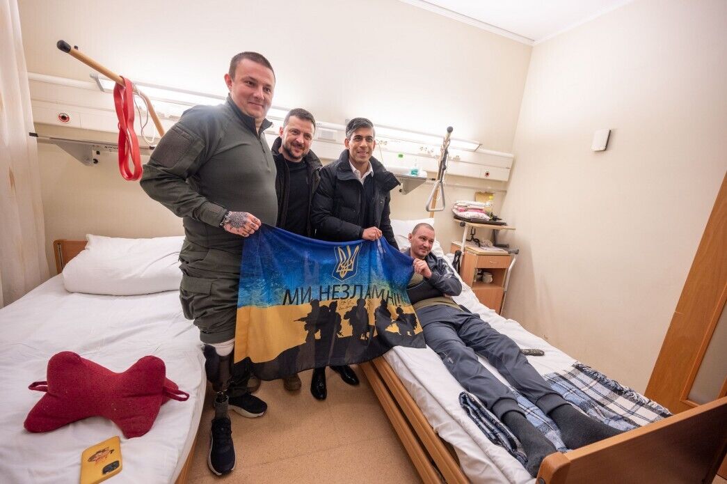 Зеленський і Сунак відвідали українських військових в одному з київських медзакладів. Фото