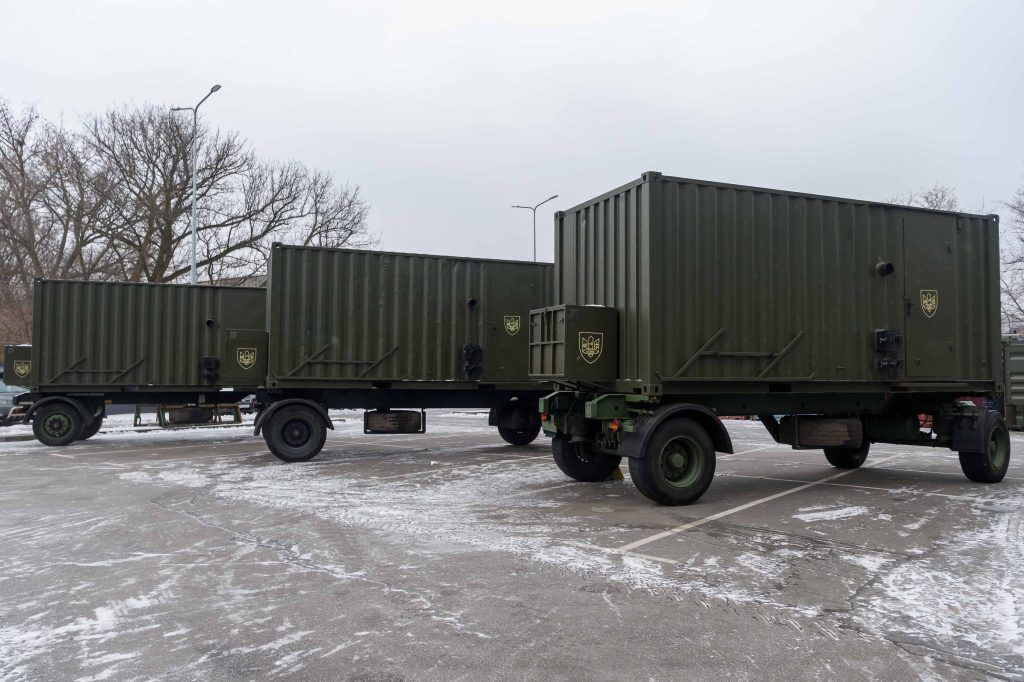 Держат небо над Украиной: Порошенко передал подразделениям ПВО бытовые комплексы