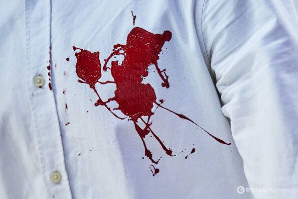 "Від ракет помирають". Фігурист-чемпіон на ЧЄ вийшов із плямами "крові", щоб підтримати Україну. Відео
