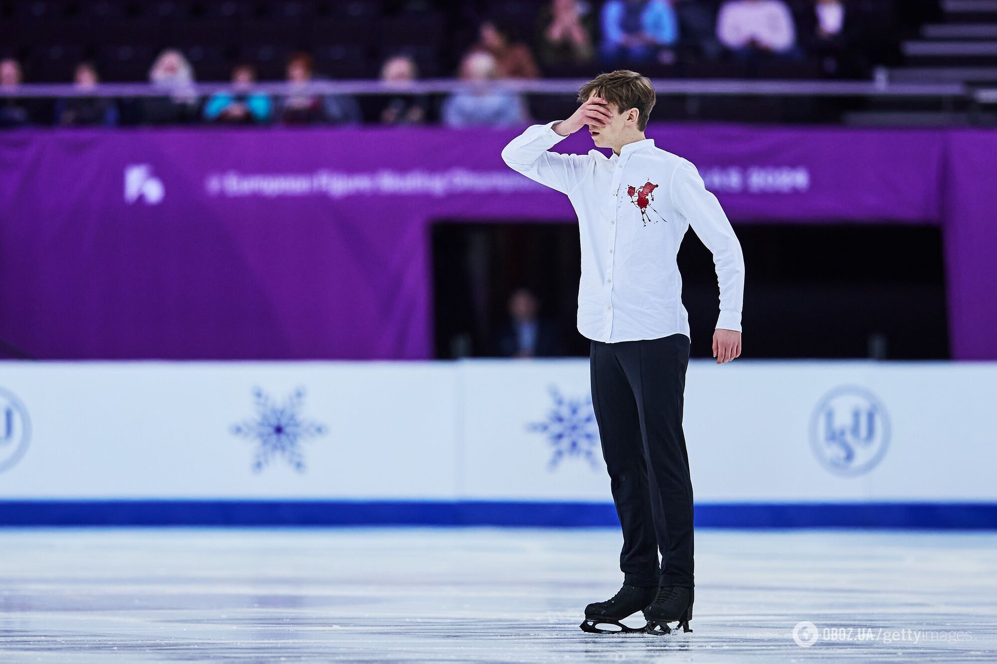 "Від ракет помирають". Фігурист-чемпіон на ЧЄ вийшов із плямами "крові", щоб підтримати Україну. Відео