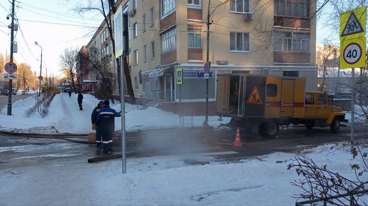 У російському Липецьку прорвало тепломережу: посеред міста б’ють гарячі гейзери. Відео