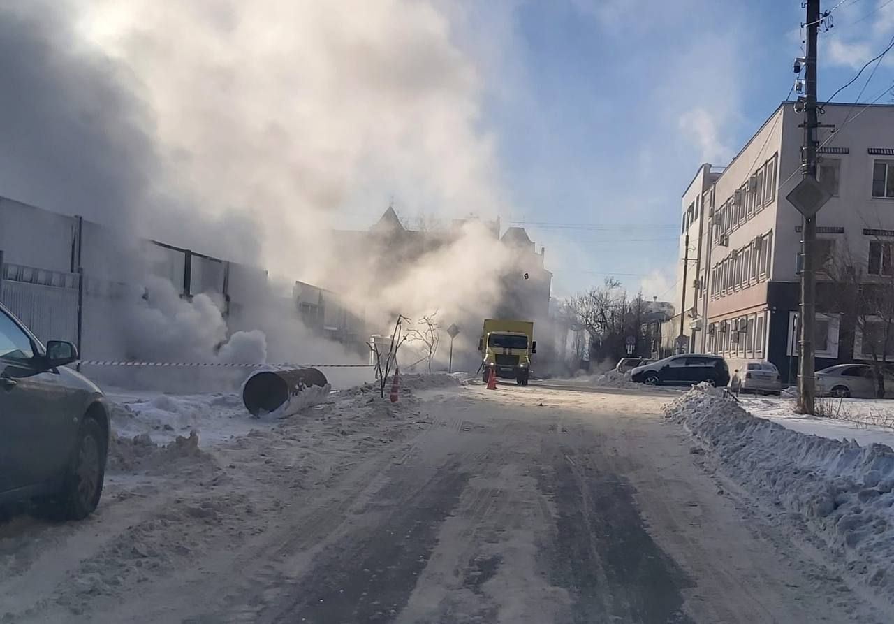 В российском Липецке масштабный прорыв теплосети: посреди города бьют горячие гейзеры. Видео