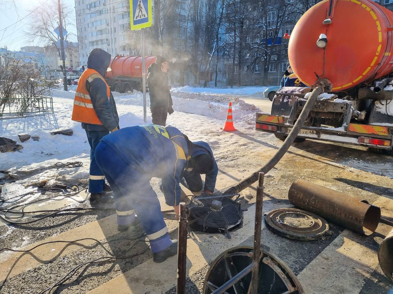 У російському Липецьку масштабний прорив тепломережі: посеред міста б'ють гарячі гейзери. Відео