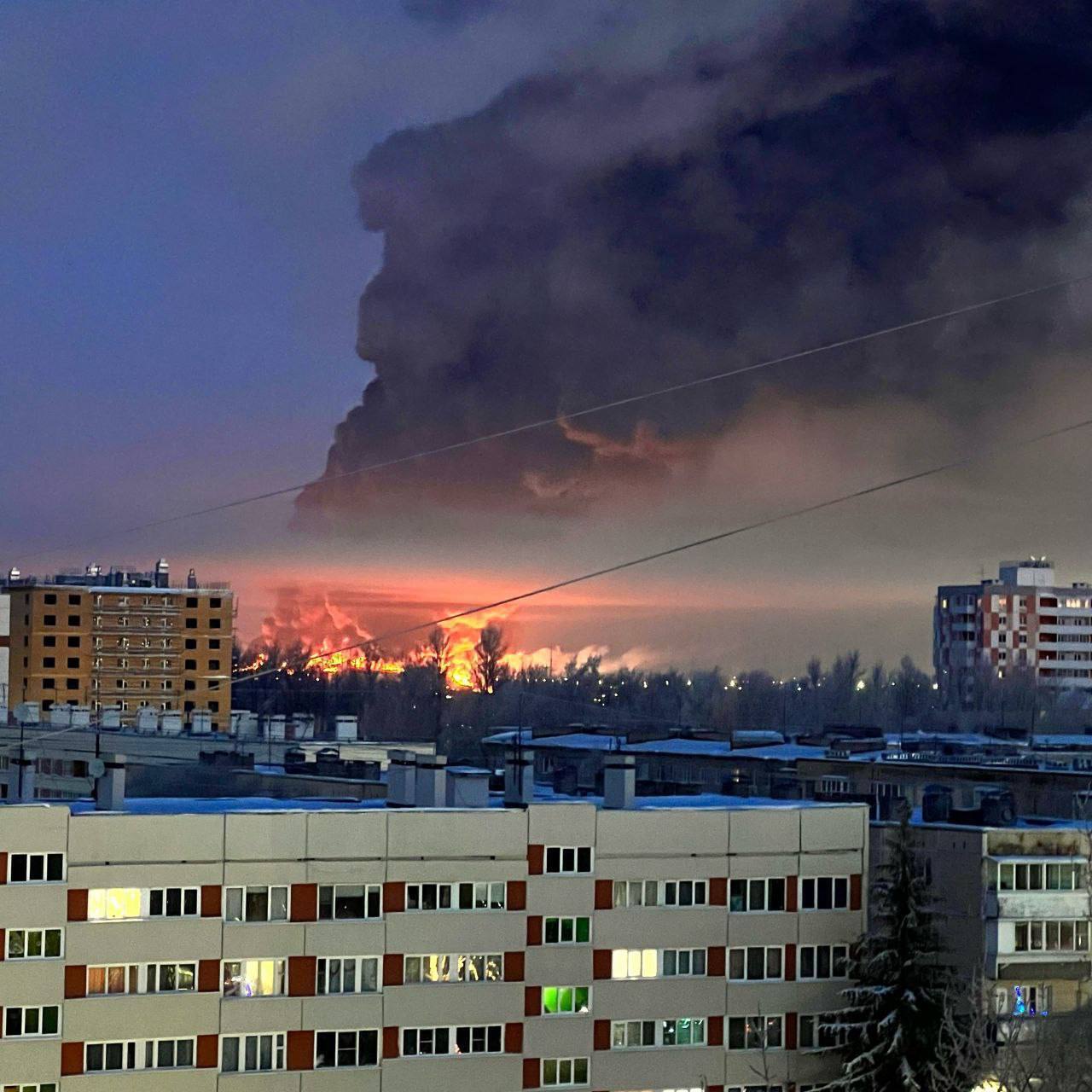 Атакували Україну, а горить у Росії! У Санкт-Петербурзі спалахнула гігантська пожежа на складах. Епічні фото та відео
