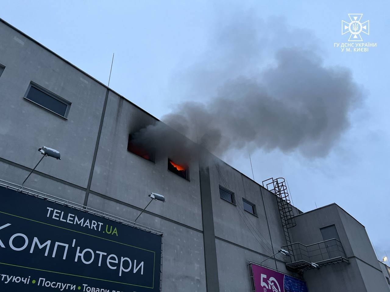 У Києві в ТРЦ Cosmo Multimall сталась пожежа в дитячій кімнаті: відомо подробиці. Фото і відео