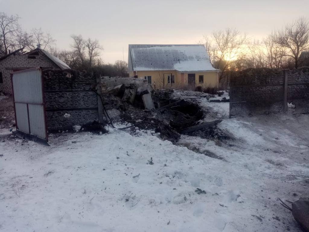 На Полтавщині російська ракета впала на приватне подвір'я і не розірвалась: її вилучили. Фото