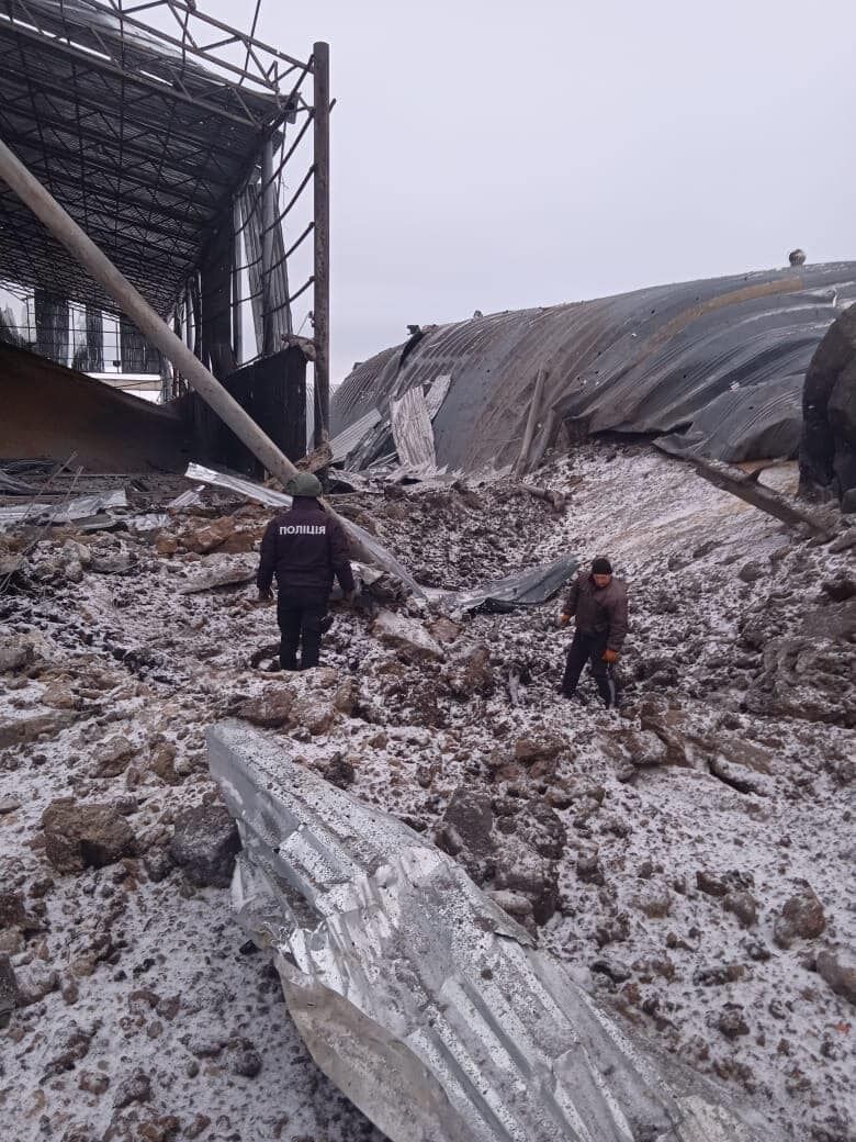 Окупанти скинули авіабомби на склад із зерном на Харківщині. Фото руйнувань