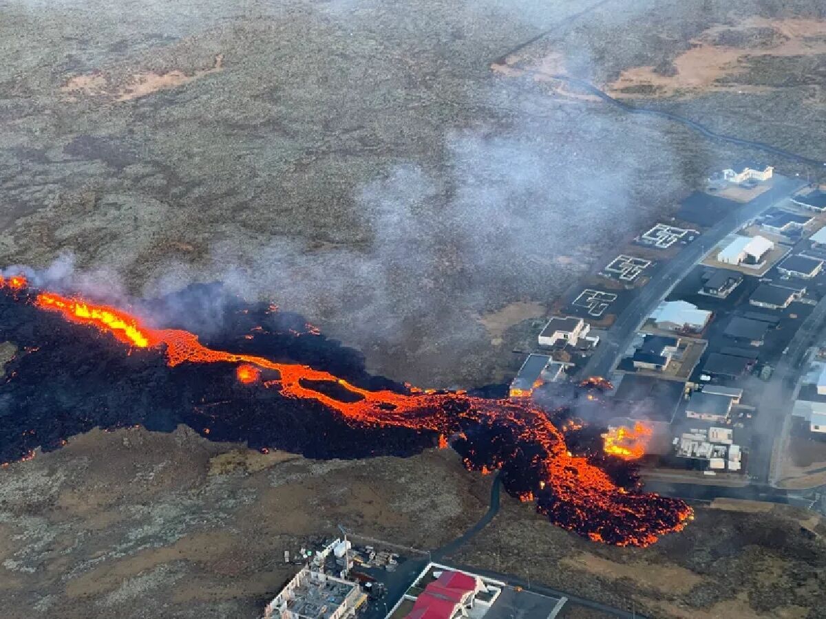 В Исландии произошло извержение вулкана: лава досталась городу, загорелись дома. Фото и видео