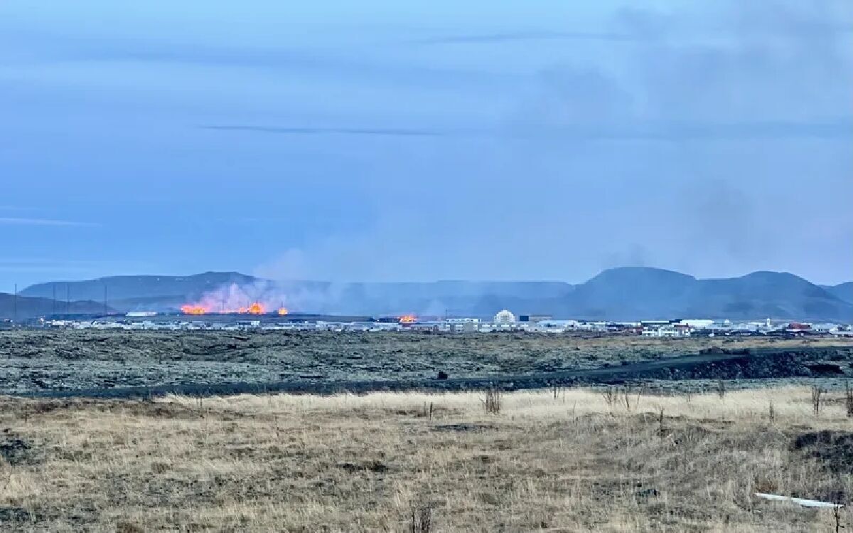 В Исландии произошло извержение вулкана: лава досталась городу, загорелись дома. Фото и видео