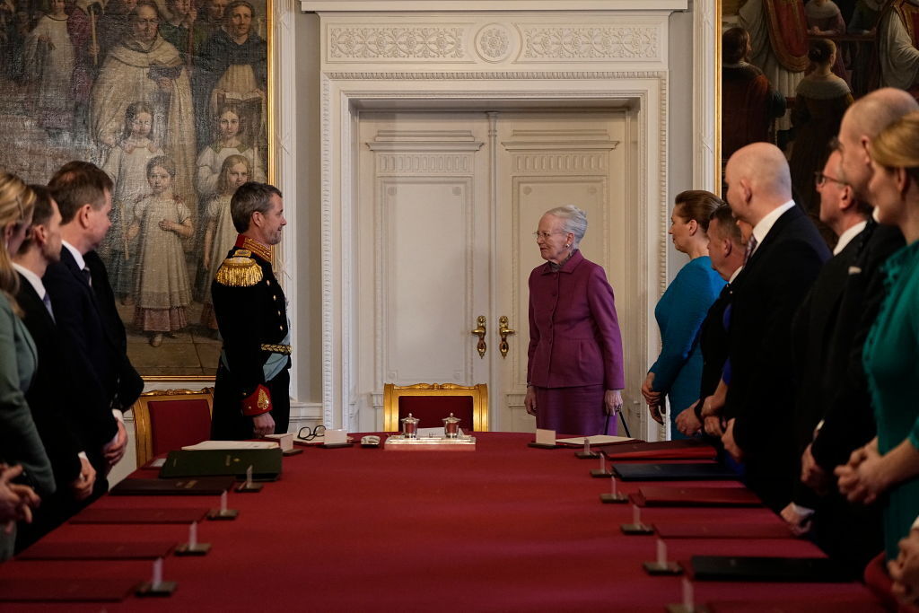 Впервые в истории: королева Дании Маргрете II официально отреклась от престола, королем стал ее сын