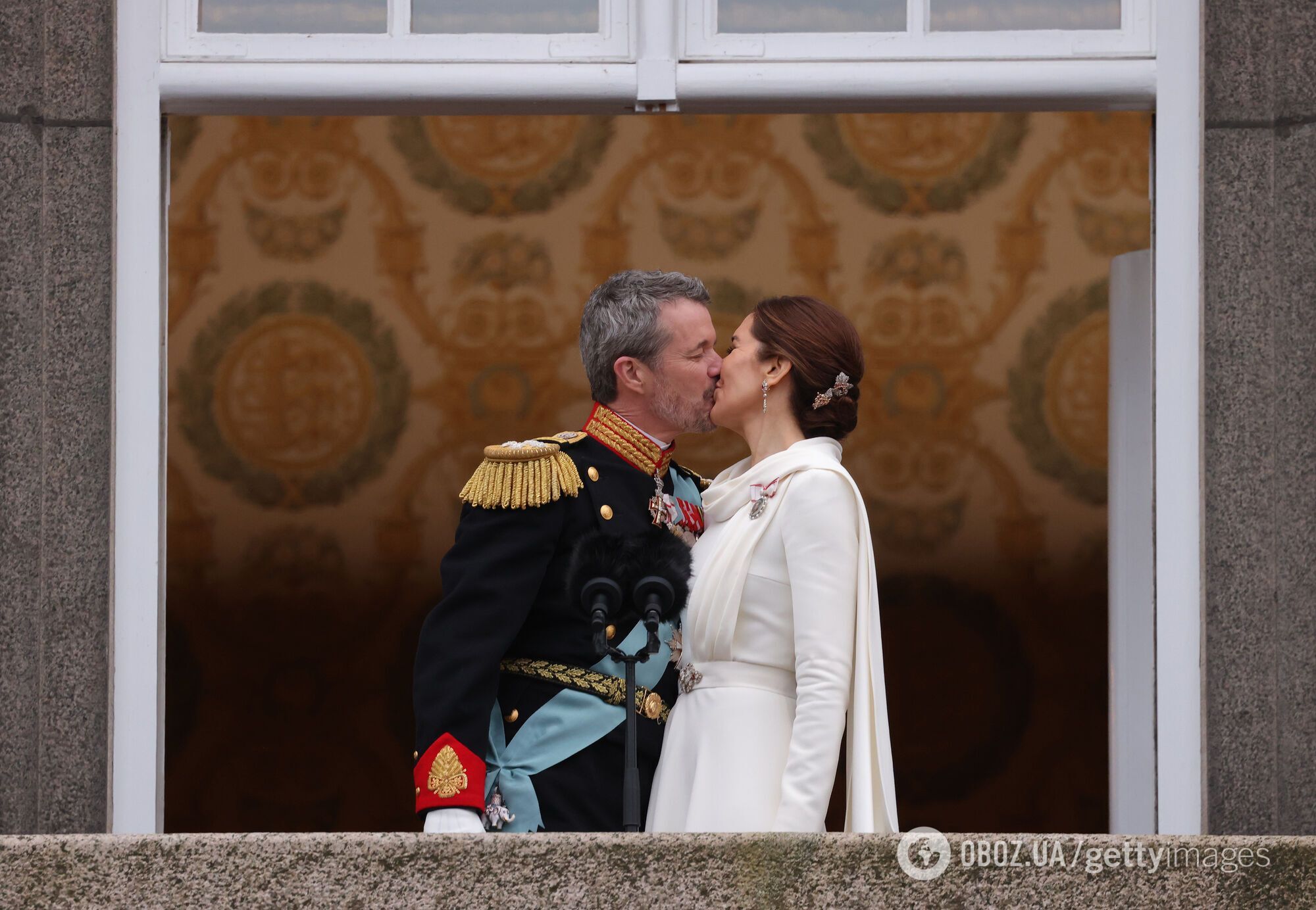 Два окремих фото? Король Данії Фредерік X і його дружина також потрапили в скандал з Photoshop