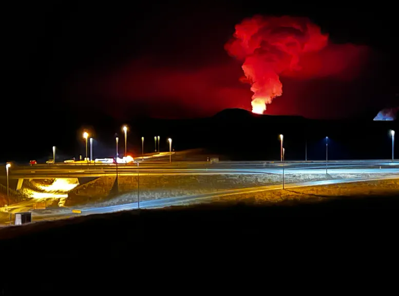 В Ісландії після понад 200 поштовхів за ніч почалося виверження вулкана: до міста сотні метрів