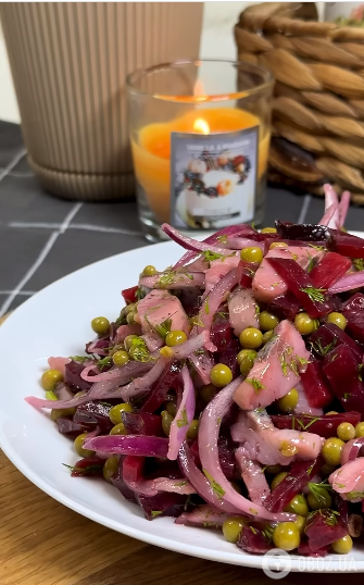 Новий салат з оселедцем і буряком: цікаве поєднання для тих, кому набридла ''Шуба''