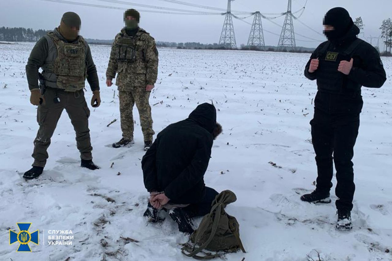 Должны были обесточить Киев: СБУ с поличным задержала "вагнеровца", который готовил удары РФ по энергообъектам. Фото и видео