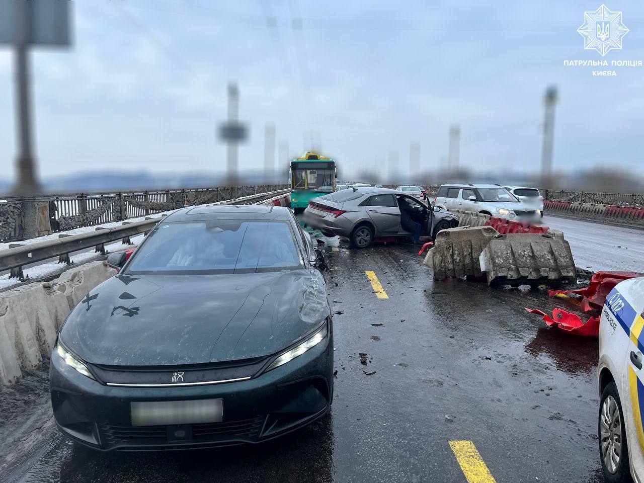 У Києві на мосту Патона сталась потрійна ДТП: утворився великий затор. Фото і відео