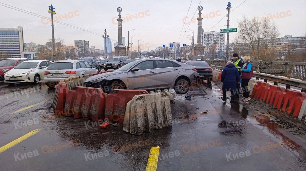 В Киеве на мосту Патона произошло тройное ДТП: образовалась большая пробка. Фото и видео