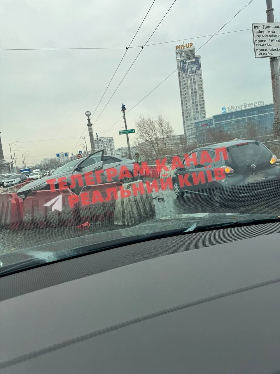 В Киеве на мосту Патона произошло тройное ДТП: образовалась большая пробка. Фото и видео