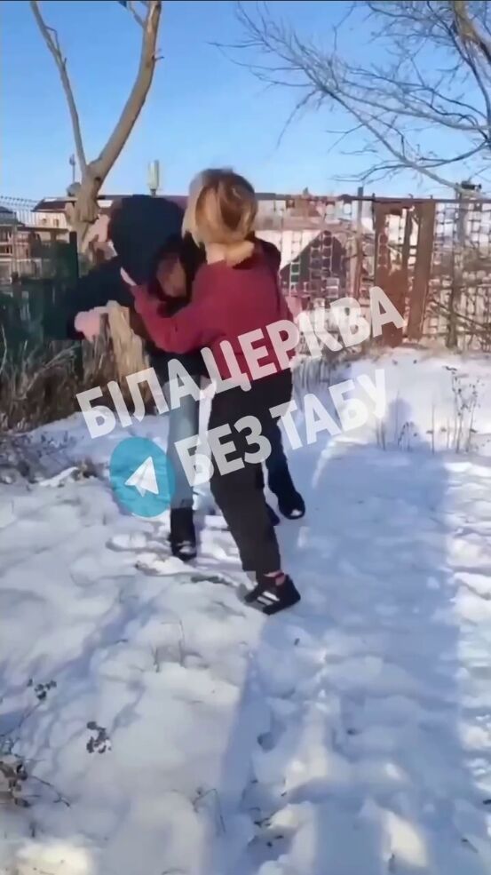 Била суперницю ногами по голові: на Київщині виникла бійка між неповнолітніми дівчатами. Відео