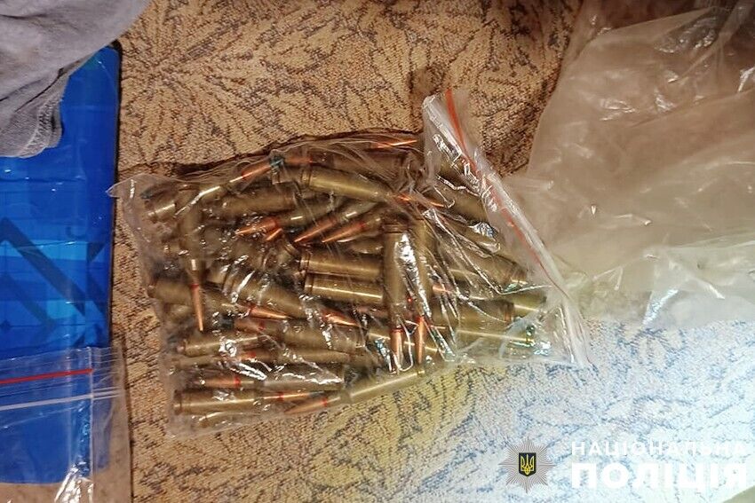 Гранати зберігав на підвіконні: у Києві в чоловіка у квартирі знайшли арсенал зброї та наркотики в банках. Фото