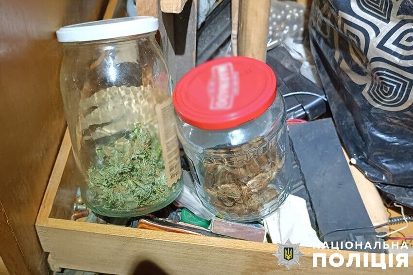 Гранати зберігав на підвіконні: у Києві в чоловіка у квартирі знайшли арсенал зброї та наркотики в банках. Фото