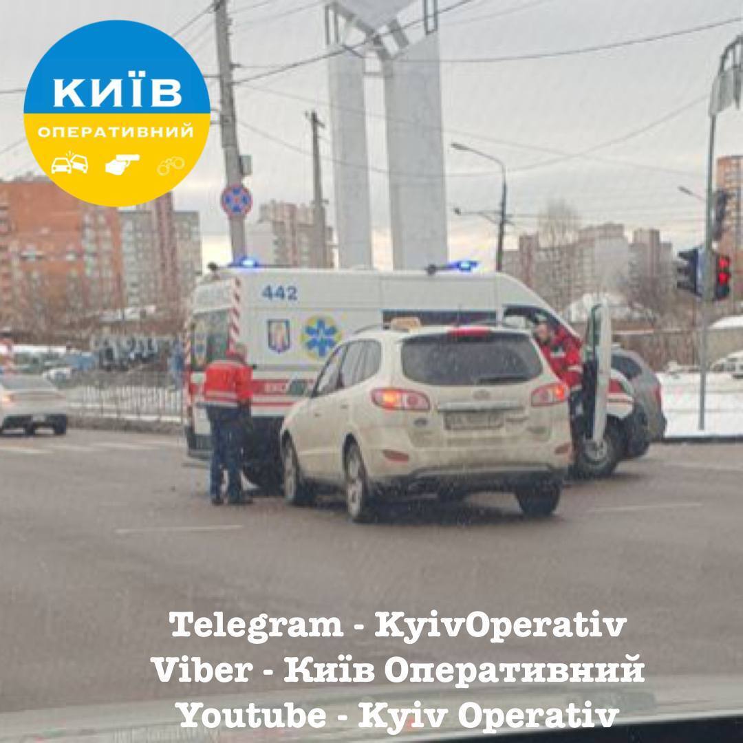 У Києві таксист протаранив машину швидкої допомоги. Подробиці і фото