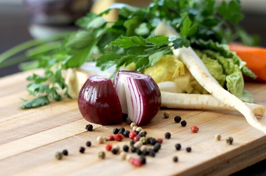 Эффектный салат ''Тбилиси'' из простых ингредиентов: как приготовить