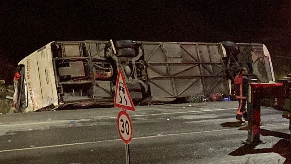 У Туреччині автобус влетів у загородження на трасі Мерсін – Анталія і перекинувся: 9 людей загинули, десятки постраждали. Відео