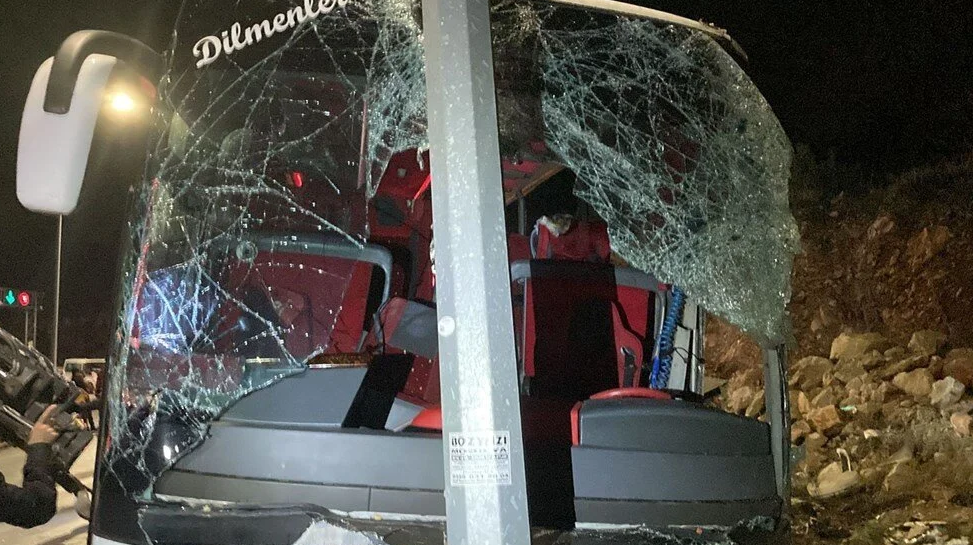 У Туреччині автобус влетів у загородження на трасі Мерсін – Анталія і перекинувся: 9 людей загинули, десятки постраждали. Відео