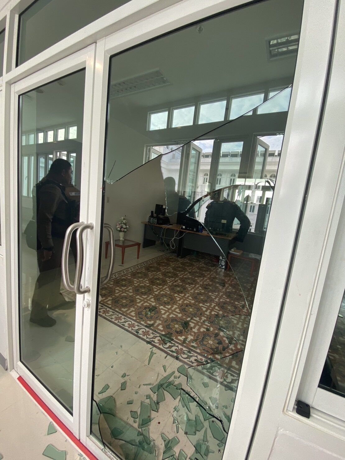 Російський турист із сокирою влаштував дебош в адміністрації Пхукета: його відправили в психлікарню. Фото