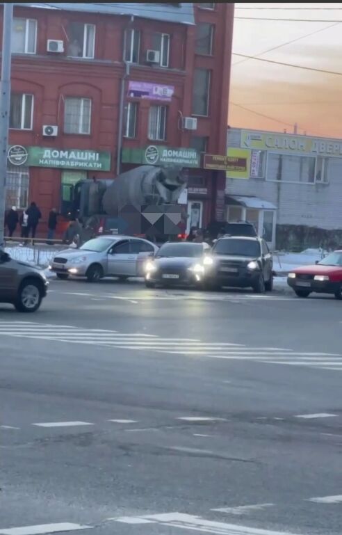 В Киеве на Троещине КамАЗ с бетономешалкой протаранил несколько легковушек и въехал в витрину магазина. Видео