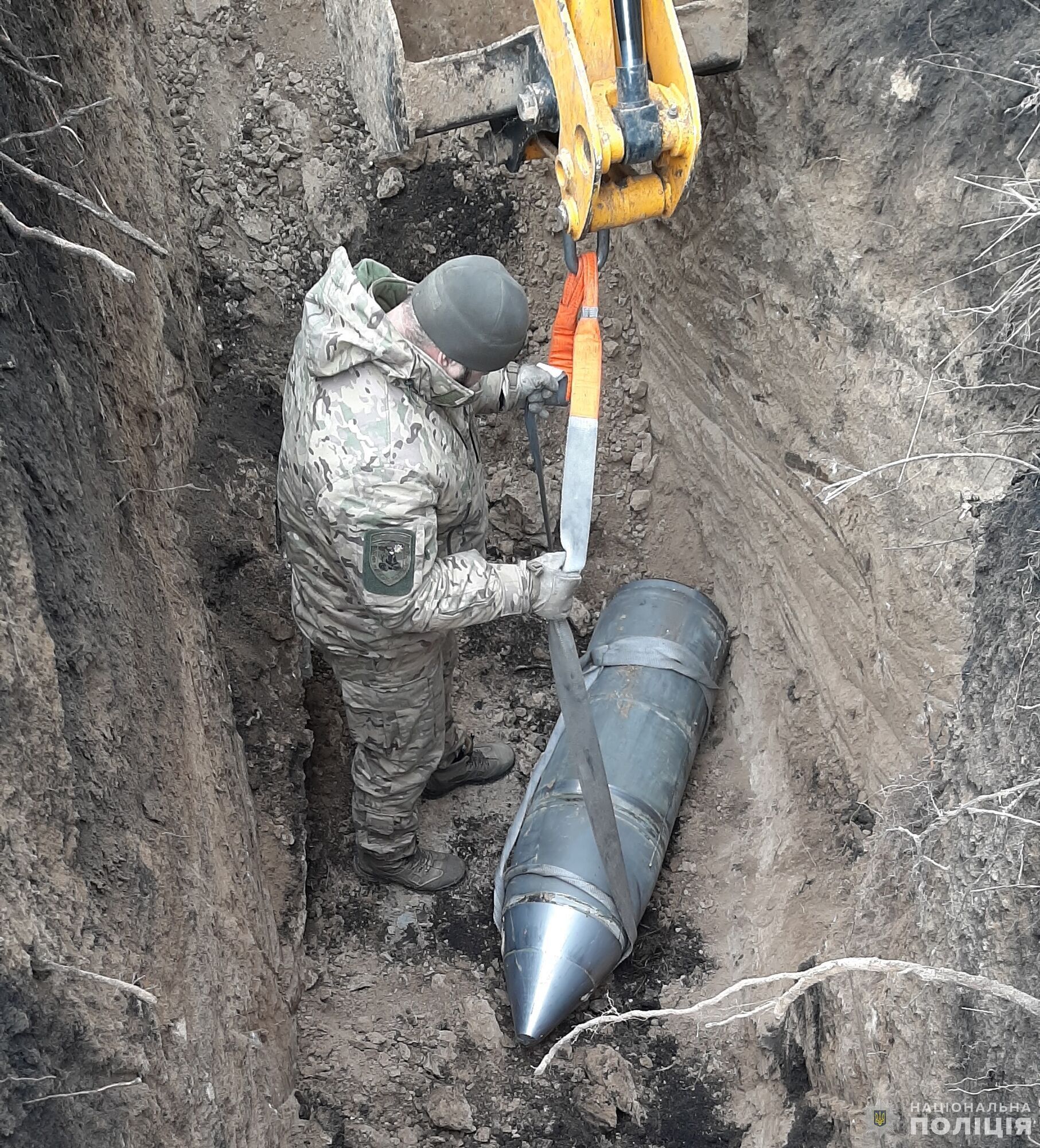 На Кіровоградщині знешкодили бойові частини ракет "Кинджал", які не розірвалися під час обстрілу. Фото і відео