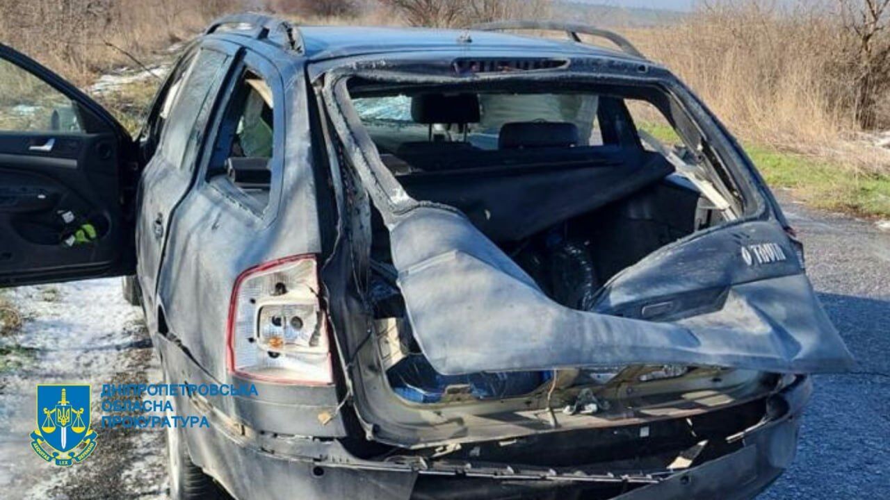 Окупанти атакували дроном авто на Дніпропетровщині, постраждали двоє людей: дитина у тяжкому стані. Фото
