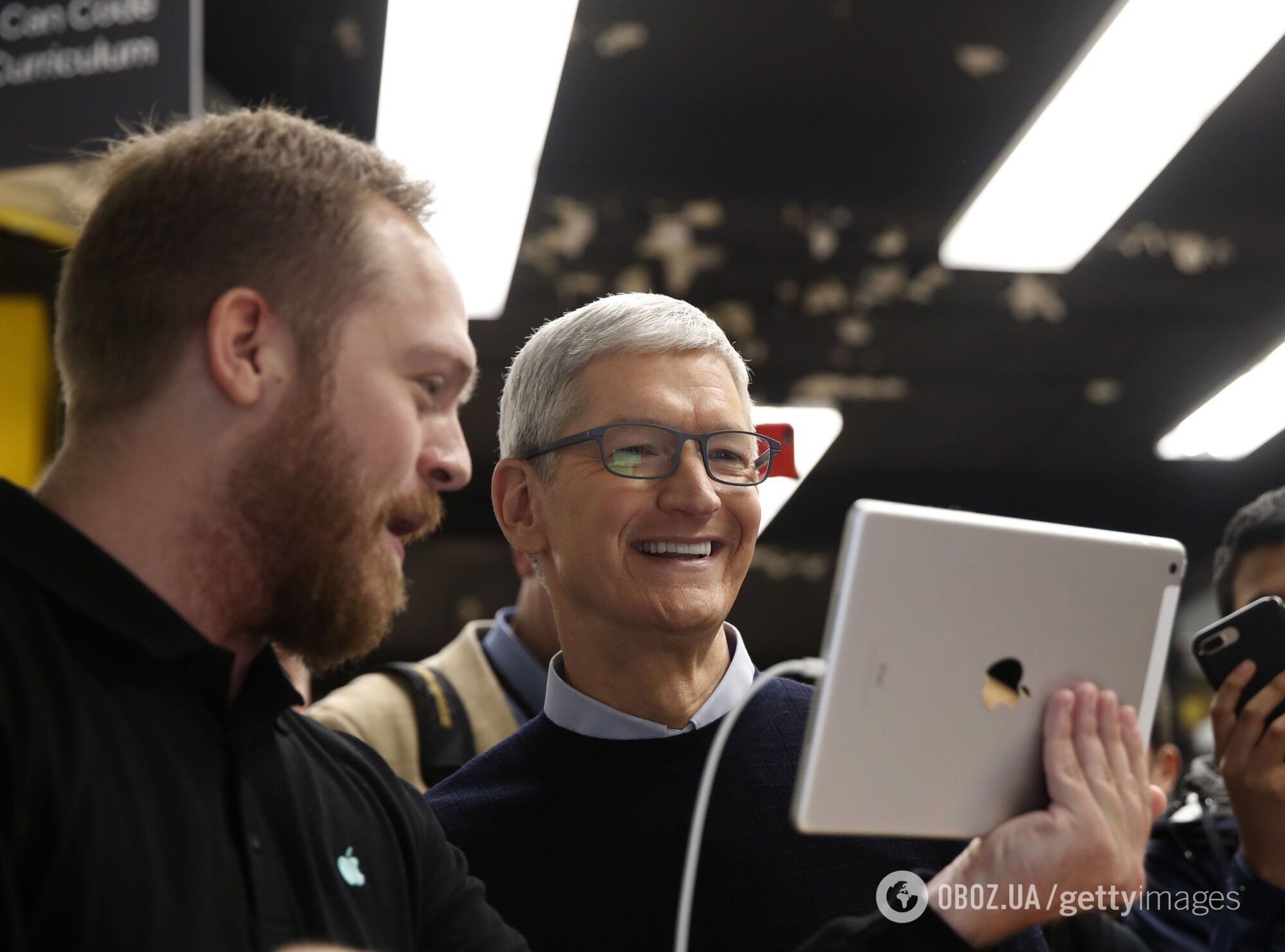 Подъем в 04:00 и сотни электронных писем: как проходит день гендиректора  Apple Тима Кука | OBOZ.UA