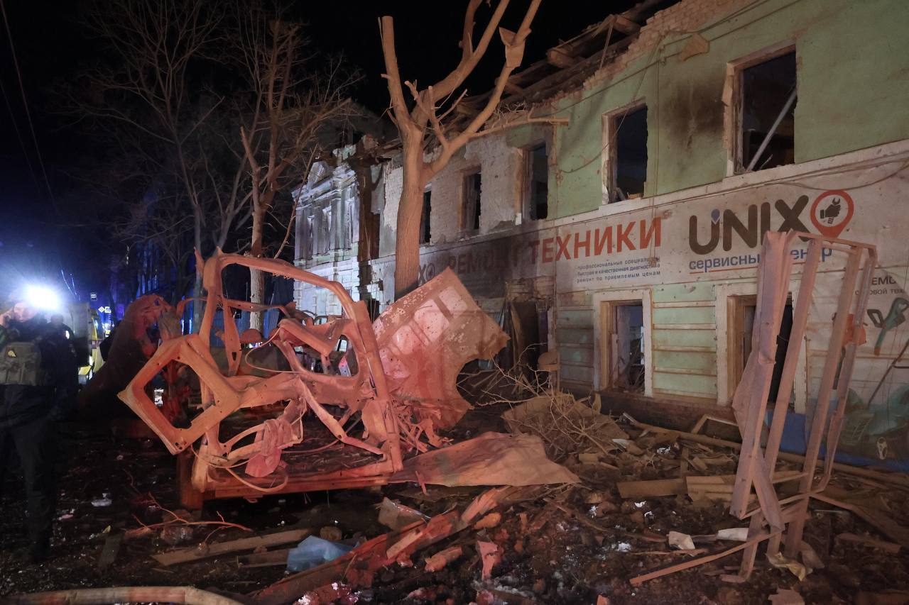 Росіяни знову обстріляли Харків ракетами: влучили в житлову інфраструктуру, є жертва та поранені