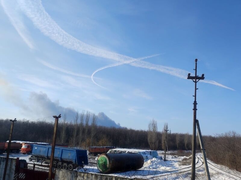 В Ростовской области мощный пожар на заводе, валит дым: пропагандист пожаловался на атаку, а затем "дал заднюю". Видео
