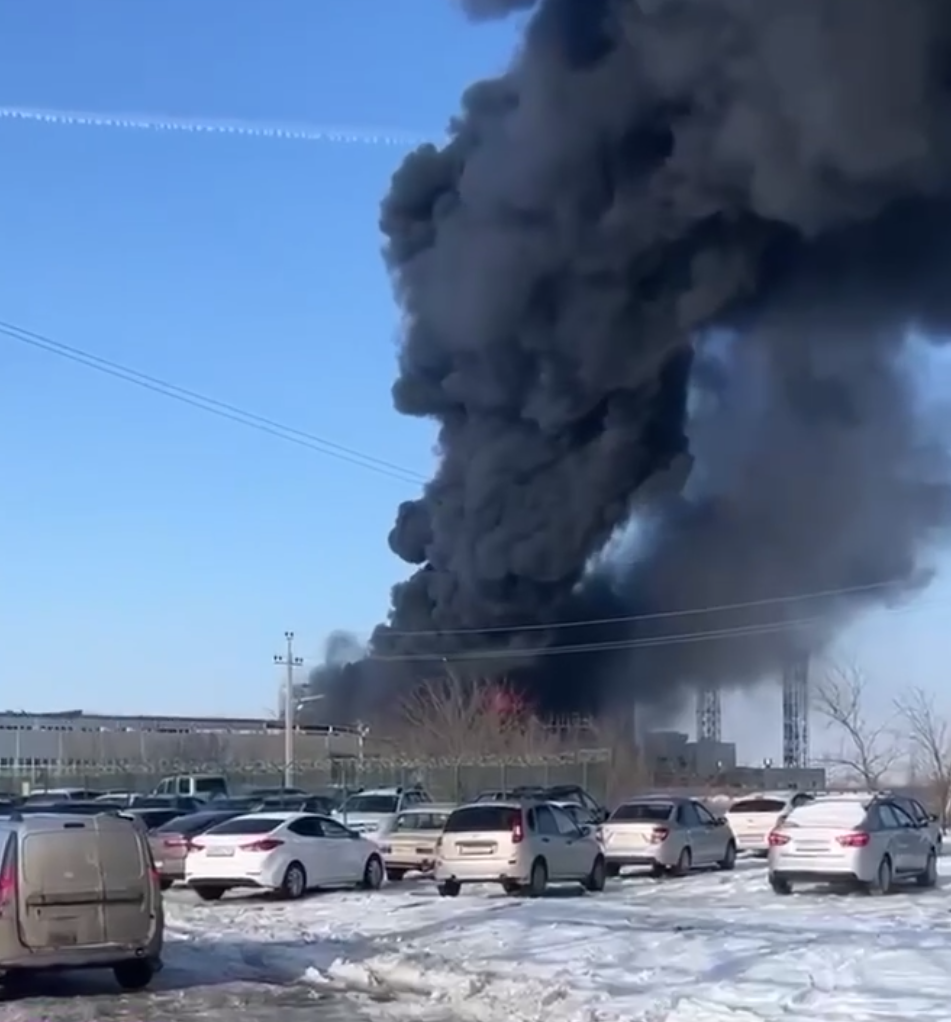 В Ростовской области мощный пожар на заводе, валит дым: пропагандист пожаловался на атаку, а затем "дал заднюю". Видео