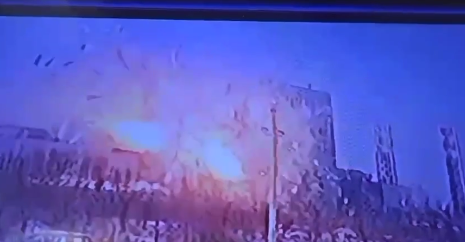 Момент взрыва на заводе в Ростовской области попал на видео: обломки разлетелись вокруг
