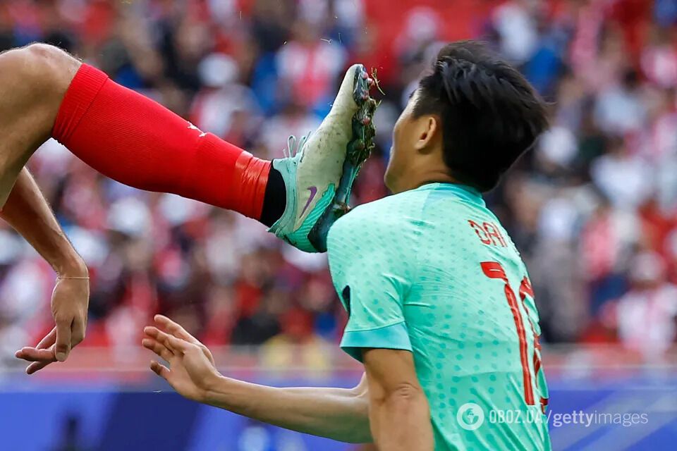 На Кубку Азії футболіст шипами бутси вдарив в обличчя супернику. Відео