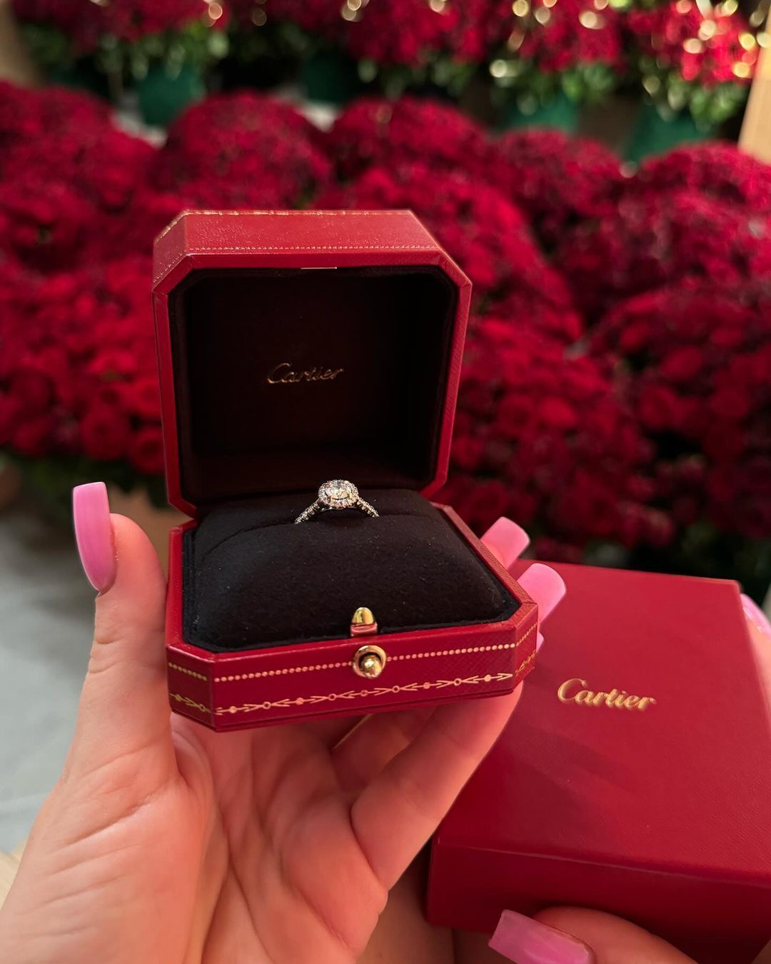 Обручальное кольцо от Cartier и 5000 роз: известная украинская блогерша похвасталась помолвкой за миллион гривен во время войны