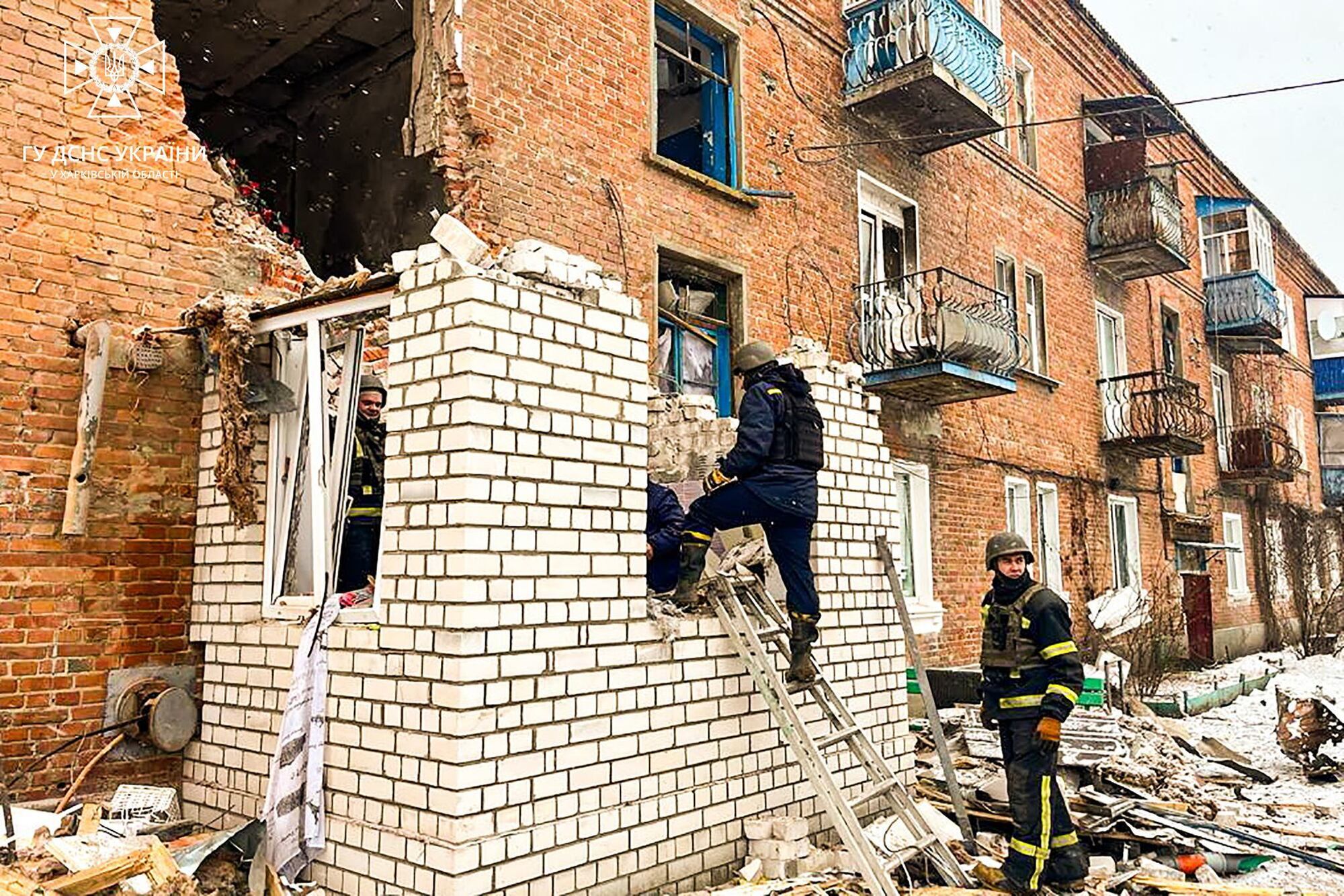 Оккупанты нанесли удар по Купянску, есть прилет в дом: погибла женщина, есть раненые. Фото