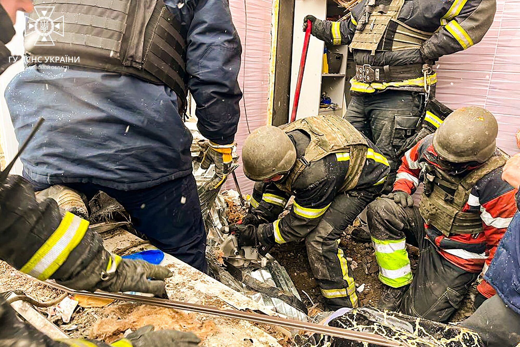 Окупанти завдали удару по Куп'янську, є приліт у будинок: загинула жінка, є поранені. Фото