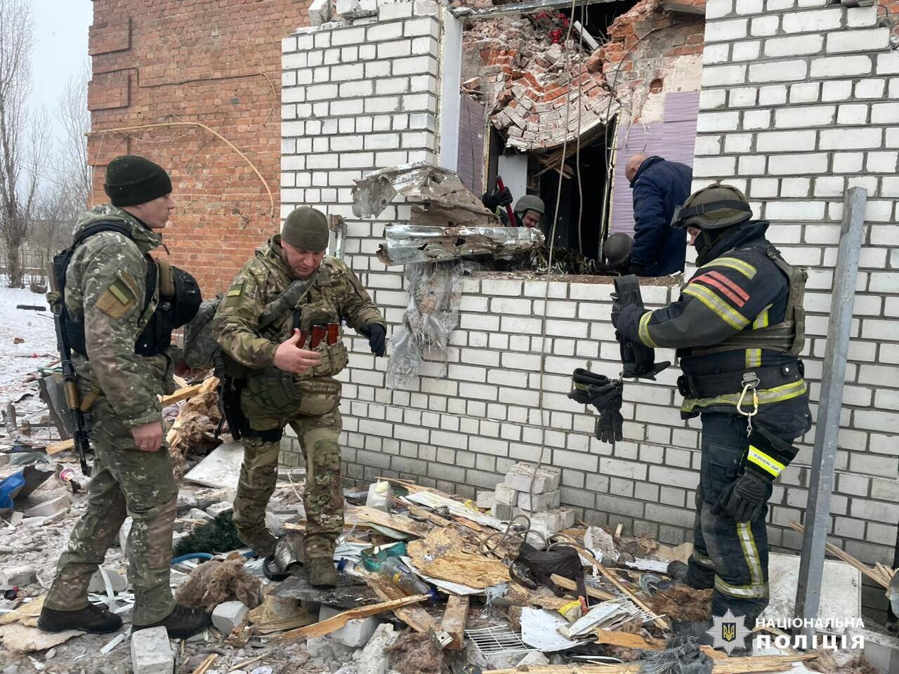 Окупанти завдали удару по Куп'янську, є приліт у будинок: загинула жінка, є поранені. Фото