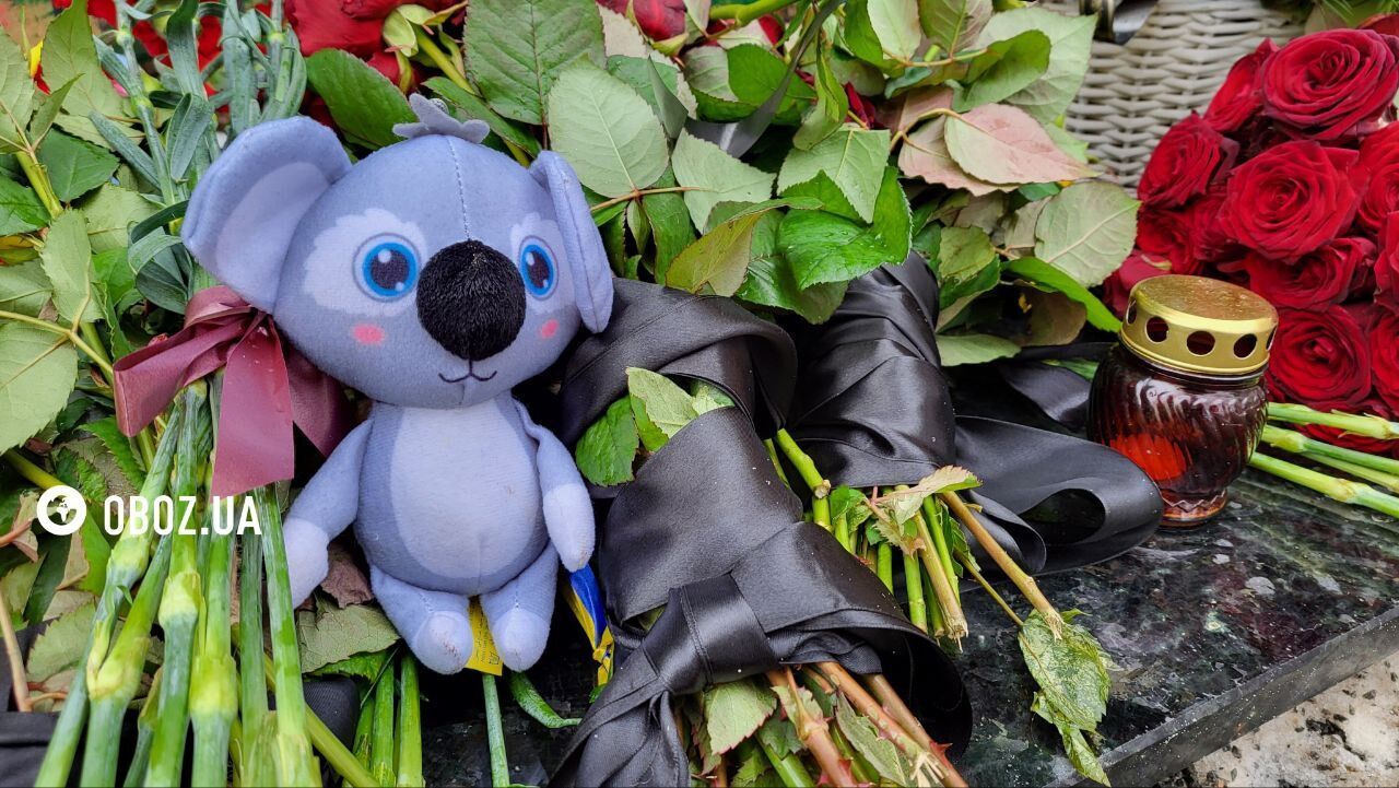 Годовщина авиакатастрофы в Броварах: цветы и бумажные ангелы от детей на месте падения вертолета. Фото и видео