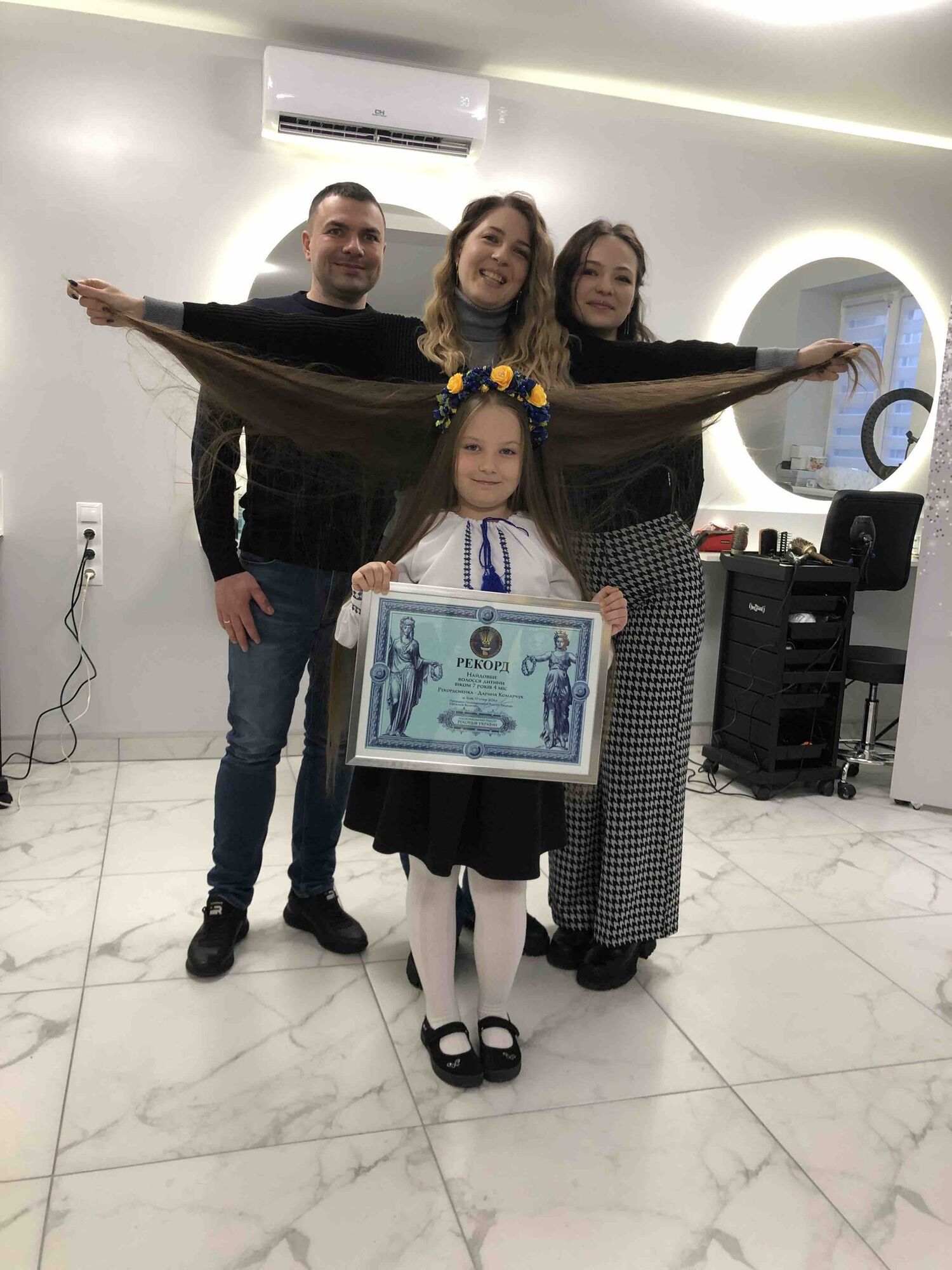 7-річна киянка Дарина Комарчук ніколи не стригла волосся і встановила рекорд України. Фото