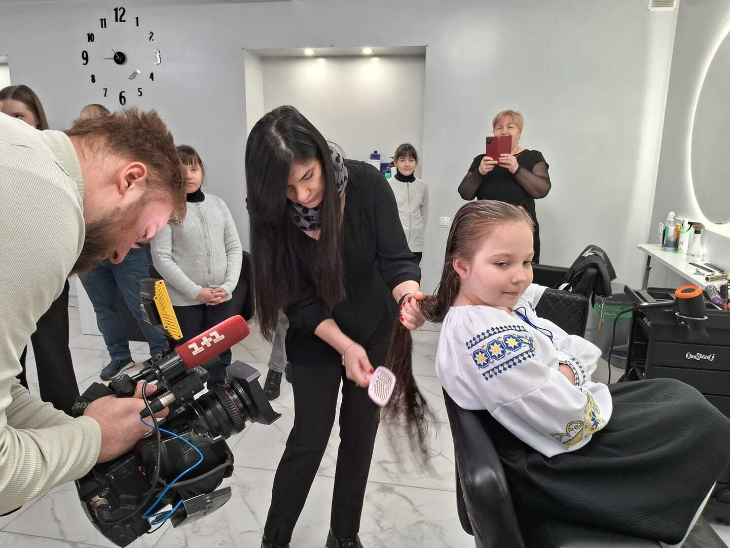 7-летняя киевлянка Дарина Комарчук никогда не стригла волосы и установила рекорд Украины. Фото