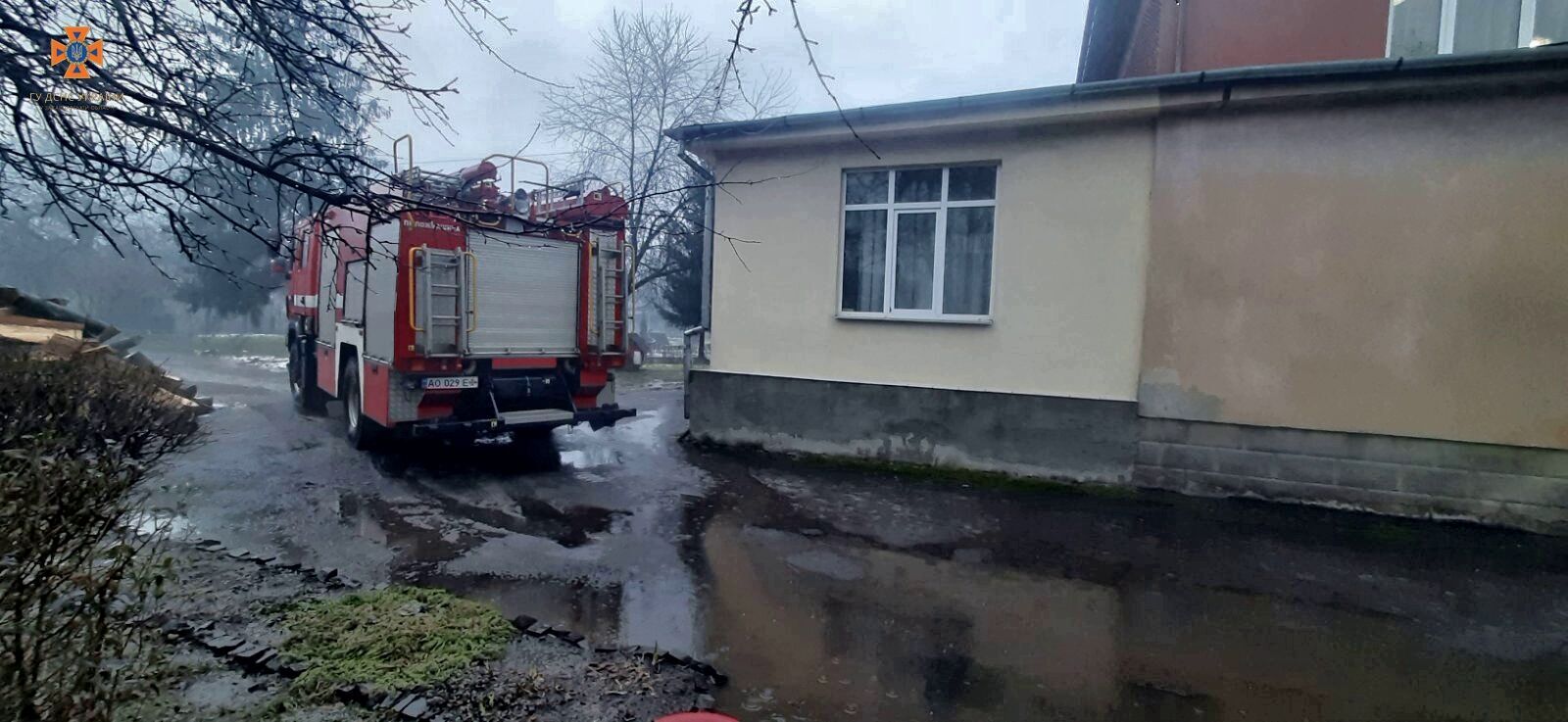 На Закарпатті річки вийшли із берегів і почали затоплювати населені пункти. Фото і відео