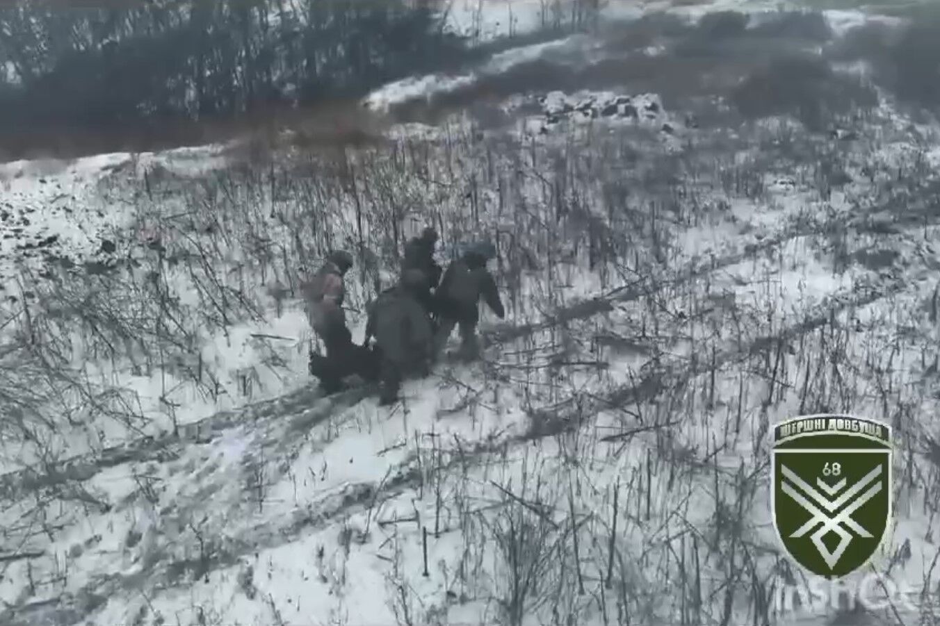 "Друг, пей и ползи за дроном!" Сеть тронули кадры спасения украинского защитника. Видео