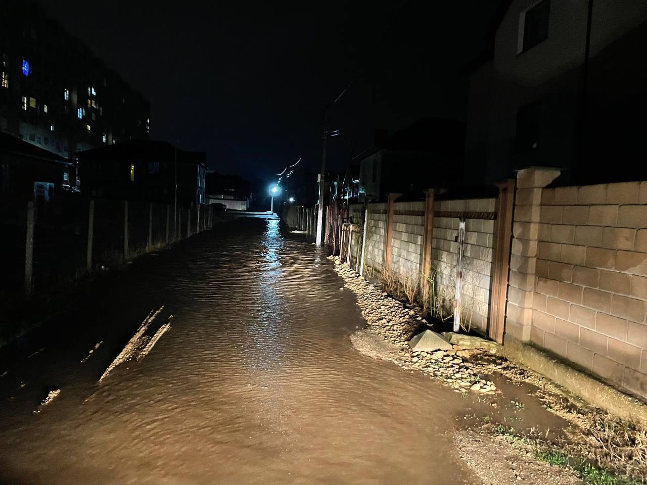Улицы превратились в бурные реки, затопило дома: в оккупированном Севастополе бушевала непогода. Фото и видео