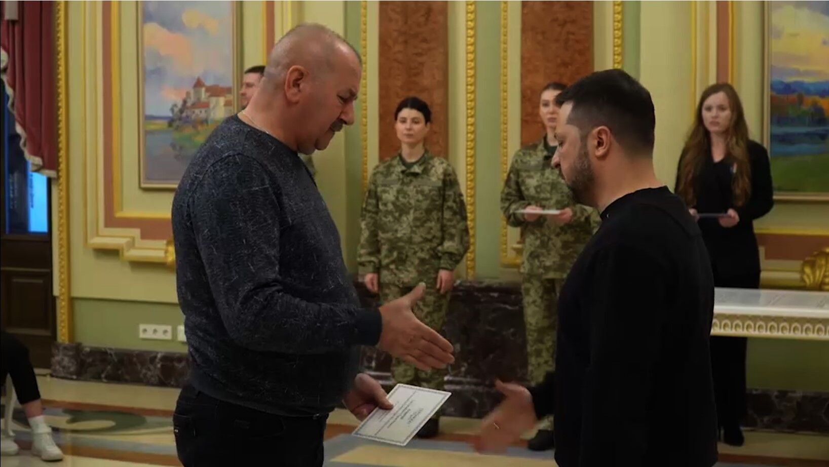 "Кожен із наших Героїв заслуговує на найвищу шану": Зеленський вручив сертифікати на квартири захисникам та рідним загиблих воїнів