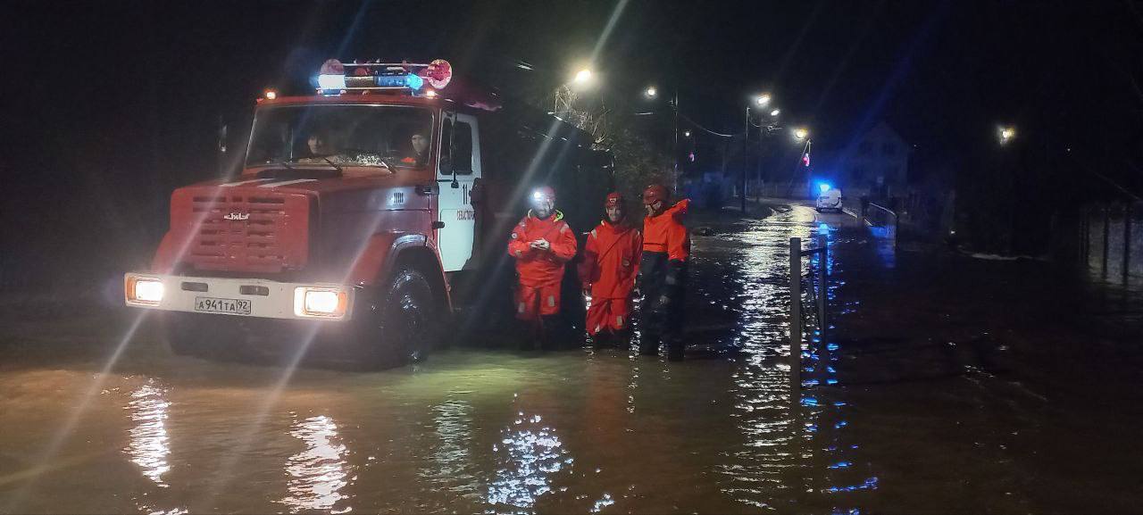 Улицы превратились в бурные реки, затопило дома: в оккупированном Севастополе бушевала непогода. Фото и видео